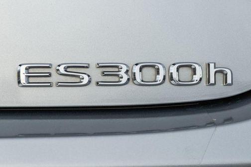 2023 Lexus ES 300h F SPORT Handling