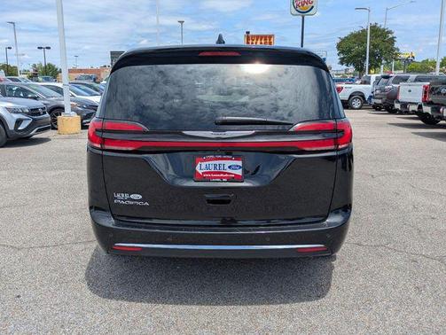 Diamond Black Crystal Pearlcoat 2024 Chrysler Pacifica Touring L