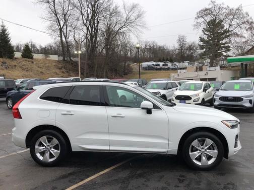 2022 Volvo XC60 B5 Momentum