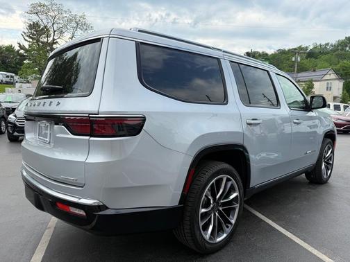 Silver 2022 Jeep Wagoneer Series III