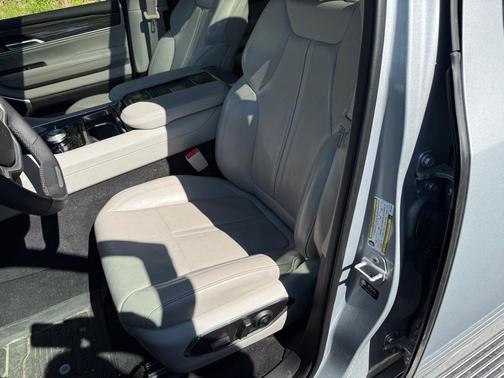 Silver 2022 Jeep Wagoneer Series III