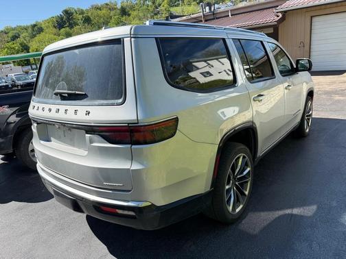 Silver 2022 Jeep Wagoneer Series III