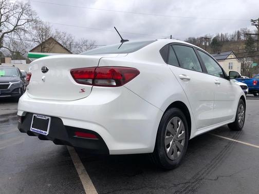 White 2018 Kia Rio LX