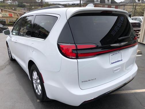 2022 Chrysler Pacifica Touring-L