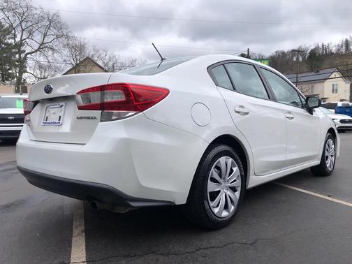 Crystal White Pearl 2019 Subaru Impreza 2.0i