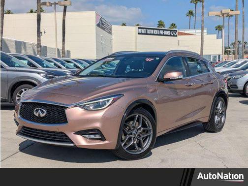 2017 INFINITI QX30 Premium