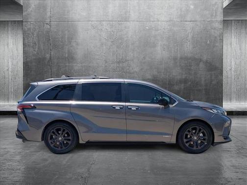 2021 Toyota Sienna XSE 7 Passenger