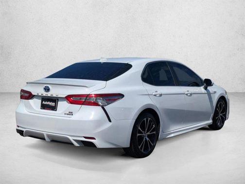Super White 2019 Toyota Camry Hybrid SE