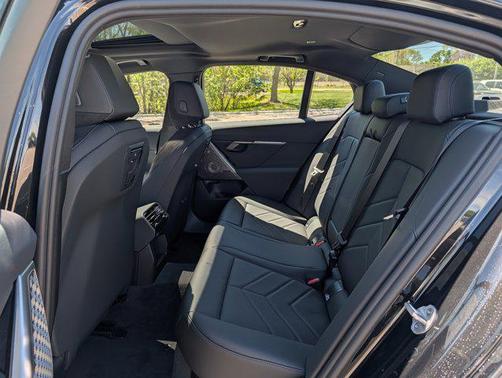 Black Sapphire Metallic 2026 BMW i5 xDrive40