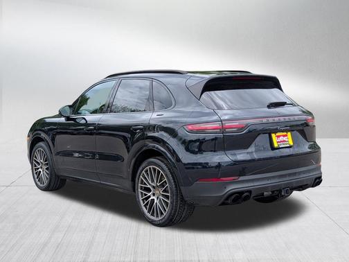 Moonlight Blue Metallic 2022 Porsche Cayenne Cayenne