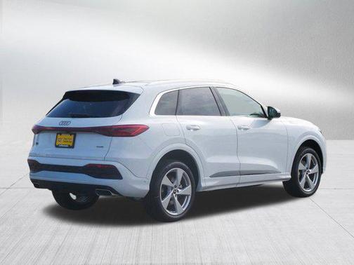 Glacier White Metallic 2025 Audi Q5 Premium Plus TFSI quattro S tronic