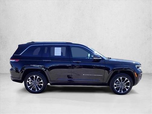 Diamond Black Crystal Pearlcoat 2023 Jeep Grand Cherokee Overland
