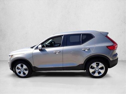 2022 Volvo XC40 T5 Momentum