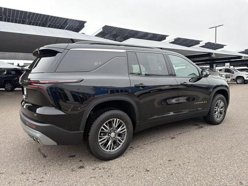 Mosaic Black Metallic 2024 Chevrolet Traverse LT