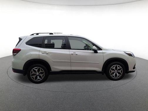Crystal White Pearl 2022 Subaru Forester Premium