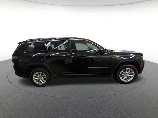 Diamond Black Crystal Pearlcoat 2023 Jeep Grand Cherokee L Laredo