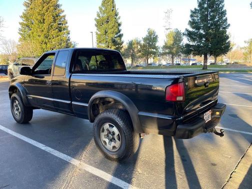 2003 Chevrolet S-10 Base