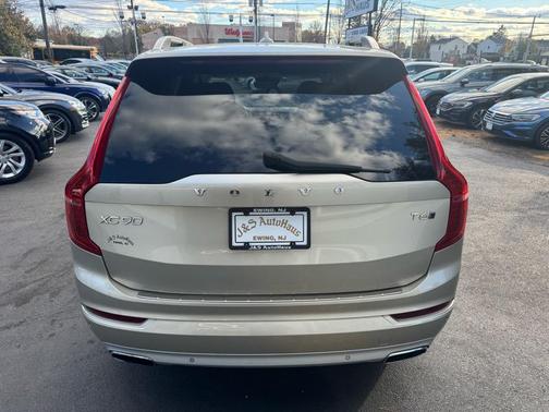 2016 Volvo XC90 T6 Momentum