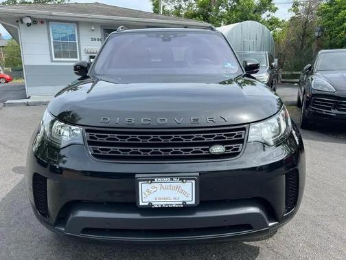 Black 2018 Land Rover Discovery SE