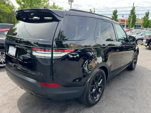 Black 2018 Land Rover Discovery SE