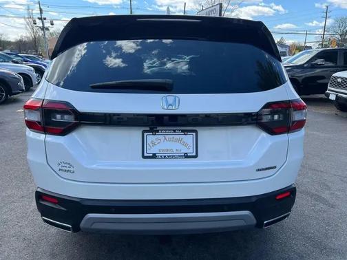 White 2024 Honda Pilot Touring 8-Passenger