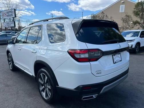 White 2024 Honda Pilot Touring 8-Passenger
