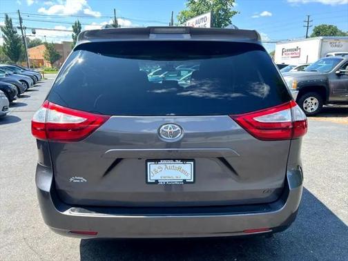 2018 Toyota Sienna LE