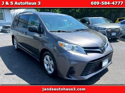 2018 Toyota Sienna LE