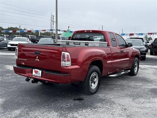 2008 Mitsubishi Raider LS