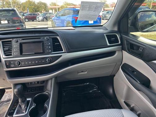 2019 Toyota Highlander LE I4