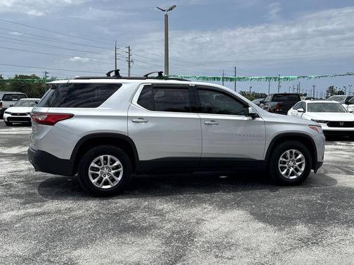 Silver Ice Metallic 2019 Chevrolet Traverse LT Cloth