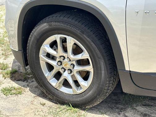 Silver Ice Metallic 2019 Chevrolet Traverse LT Cloth