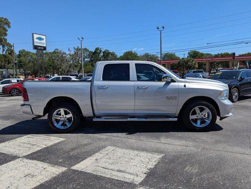 Brilliant Black Crystal Pearlcoat 2018 RAM 1500 Express