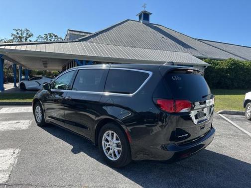 2023 Chrysler Voyager LX