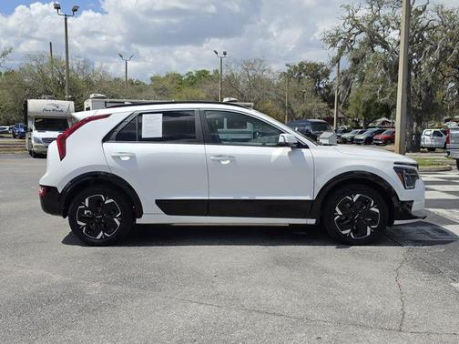 Snow White Pearl 2024 Kia Niro EV Wave