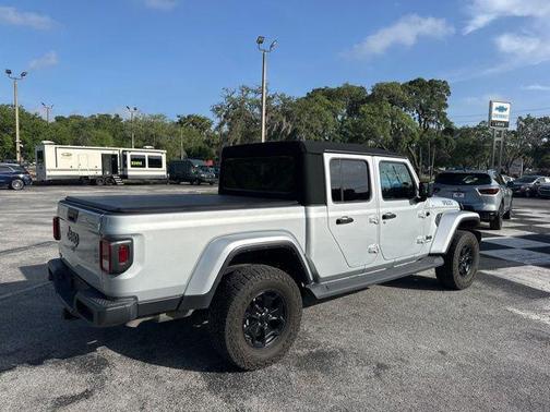 Silver Zynith Clearcoat 2022 Jeep Gladiator Willys 4x4