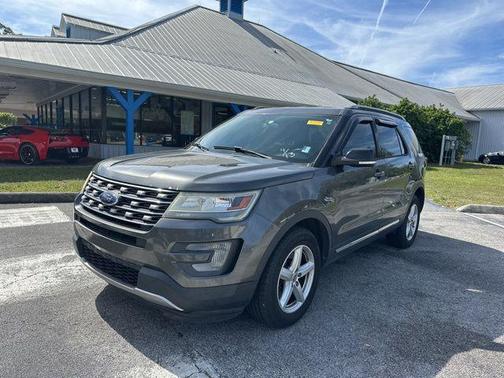 Magnetic Metallic 2017 Ford Explorer XLT