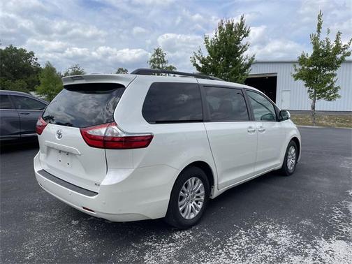 2017 Toyota Sienna XLE