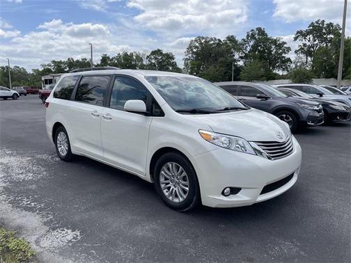 2017 Toyota Sienna XLE