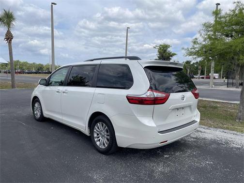2017 Toyota Sienna XLE