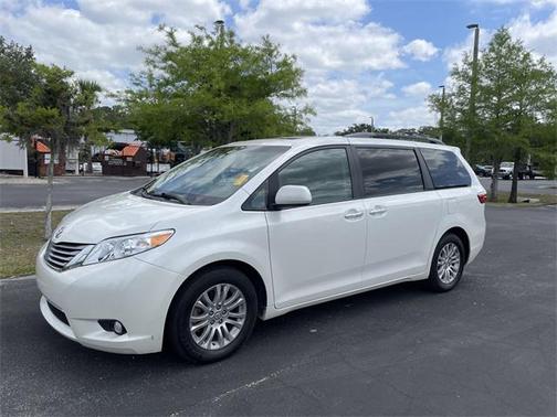 2017 Toyota Sienna XLE