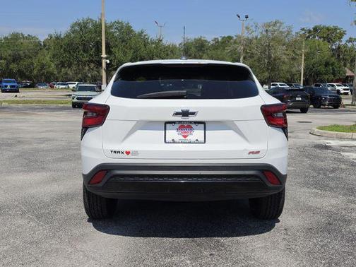 Summit White 2024 Chevrolet Trax FWD 1RS