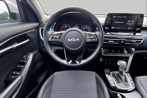 Snow White Pearl 2023 Kia Seltos S