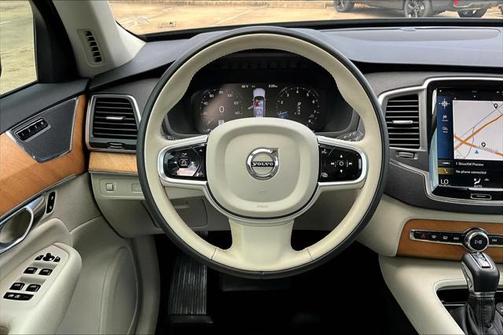 2022 Volvo XC90 T5 Momentum