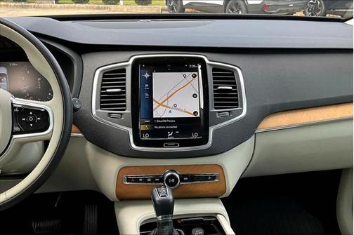 2022 Volvo XC90 T5 Momentum