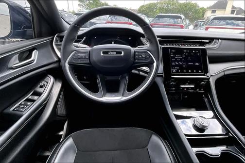 Diamond Black Crystal Pearlcoat 2023 Jeep Grand Cherokee L Altitude