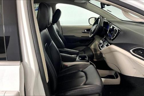 Bright White Clearcoat 2023 Chrysler Pacifica TOURING L