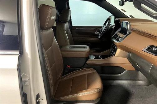 Iridescent Pearl Tricoat 2023 Chevrolet Suburban HIGH COUNTRY