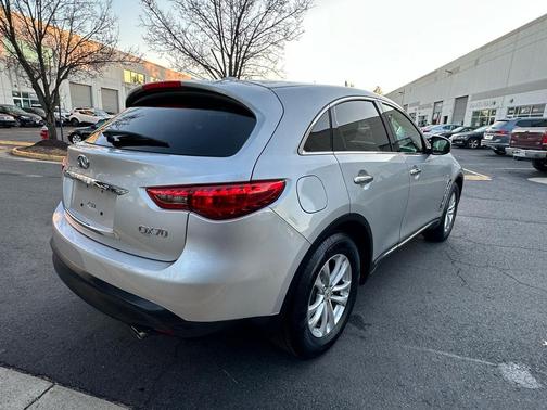 2016 INFINITI QX70 Base