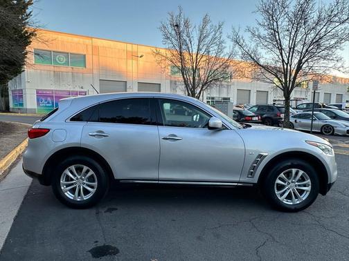 2016 INFINITI QX70 Base
